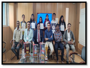 PRINCIPAL WHILE FELICITATING THE WININING STUDENT WITH THE
ROTATING CUP AND FRIST PRIZE MR. C.G. DIGAONKAR, VICE
PRINCIPAL VINIT RAKIBE , SANTOSH CHOUBEY AND FILM ARTS
DEPARTMENT STAFF MR. PRATHAMESH JADHAV , DHANANJAY
DHUMAL WRITER MANOJ KHAIRNAR WERE PRESENT.