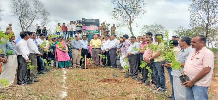 Tree plantation drive at Makhmalabad (Tawli Mountain ) by Dr. Shrimant Kokate Chief Editor

Daily Sakal With College Staff