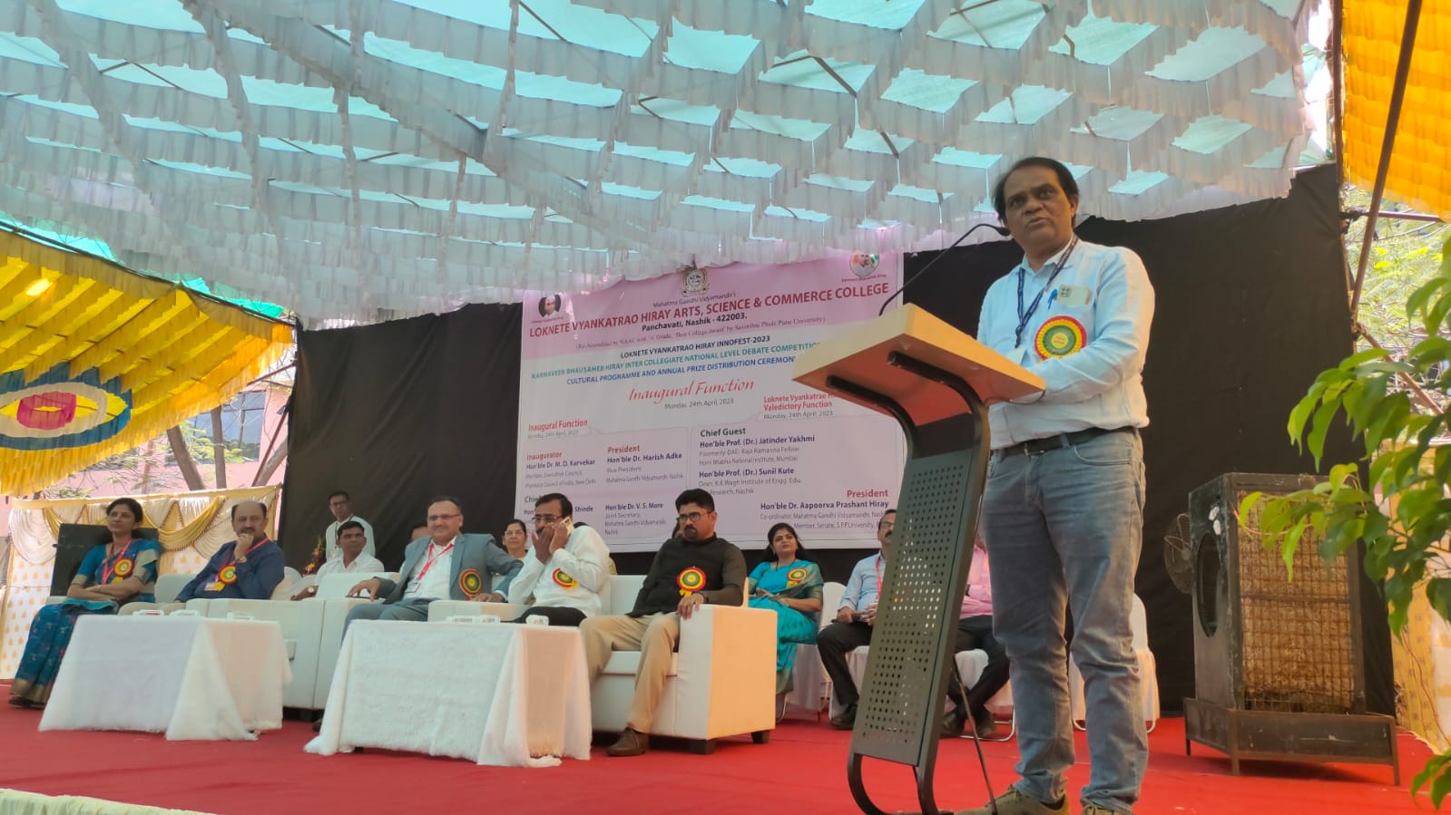 Hon’ble Dr. Bharat Kale, Director General, CMET, Pune delivering a speech on the
occasion of beginning of 50 th KBH Debate Competition 2022-23 alongwith the Principal Dr. B. S.
Jagdale and other dignitaries on the Dias.