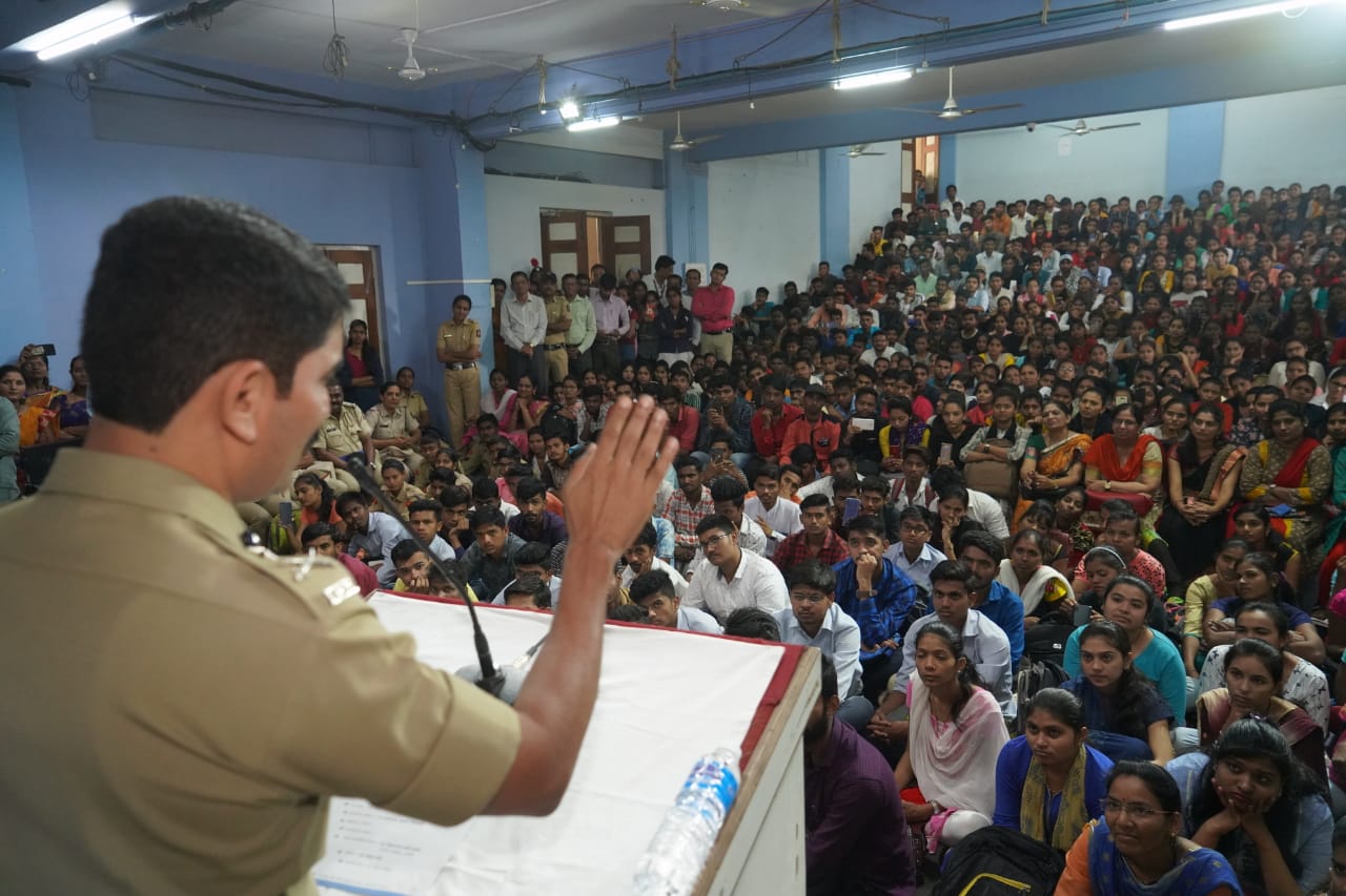 Hon.Vishvas Nagre Patil CP Nashik District addressing in competitive guidance cell