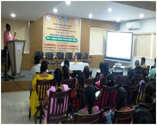 Mr. Shrimant Mane of Sakal addressing in the seminar                 Dr. Purushottam Deshmukh delivering speech as a Resource Person      
												